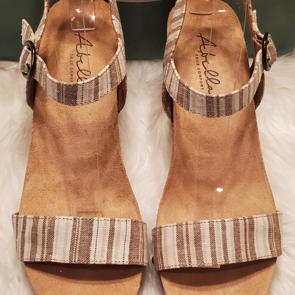 Abella Women's Tan Striped Sandals - Picture 3 of 7